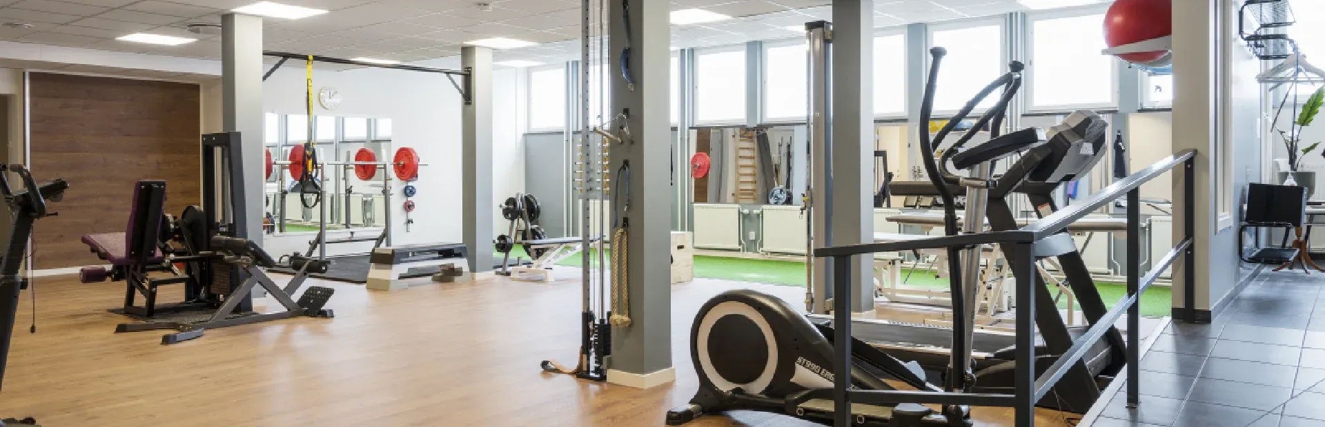 Träningslokal med rehabutrustning